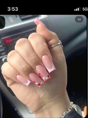 ✨Handgjorda lösnaglar✨ - Rosa och röda French naglar med hjärtan.💕 