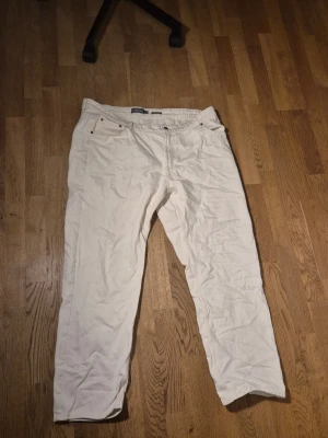 Vita Jeans - Ett par vita jeans från Dressman, ganska använda. De sitter helt perfekt och är lite tjockare, så bra som finbyxor på middag eller annan senare tillställning.