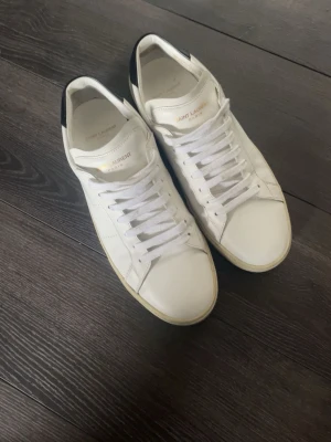 Sauint laurent sneakers. - Klassiska vita sneakers från Saint Laurent. Säljer dessa för att jag inte använder de längre. De är perfekt inför våren som kommer. Det går att göra skosnörena lika rena som på första bilden. Den första bilden är tagen lite efter att jag fick de. Priset är ej spikat men buda helst inte för lågt. Vid fråga skriv gärna 