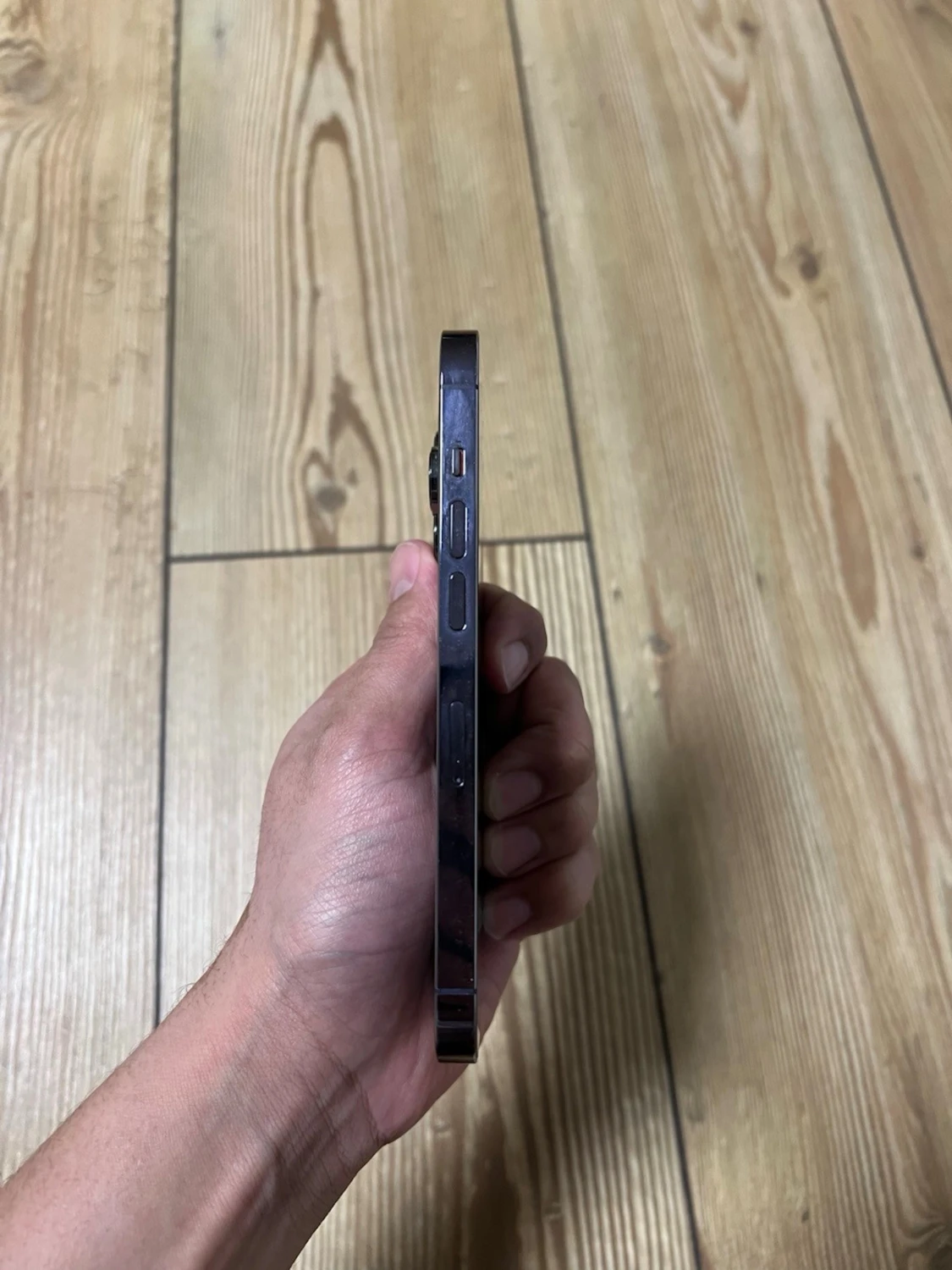 Lila iPhone 14 Pro med dubbla kameror - 1