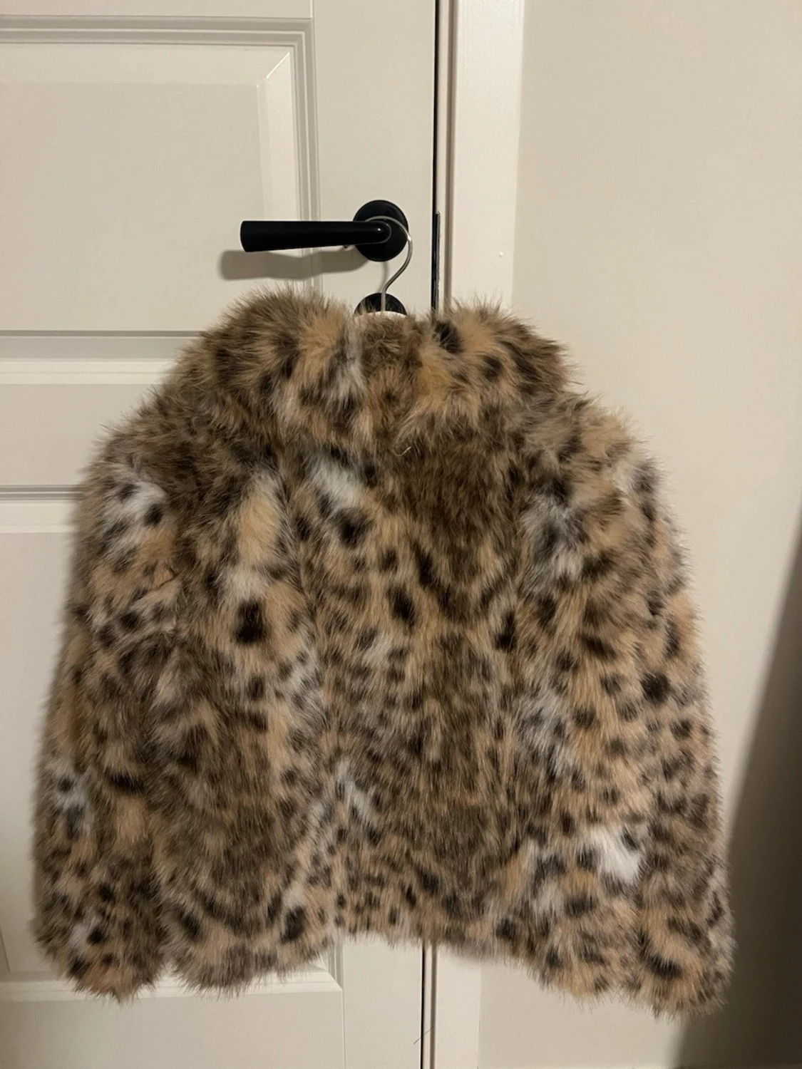 Leopardmönstrad pälsjacka