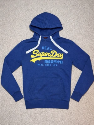 Superdry Hoodie - Blå Superdry Hoodie - Storlek: M - Pris: 499 kr - Först till kvarn!