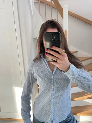 Ljusblå mönstrad skjorta från Gant - Snygg ljusblå skjorta från Gant med mönster i vitt. 