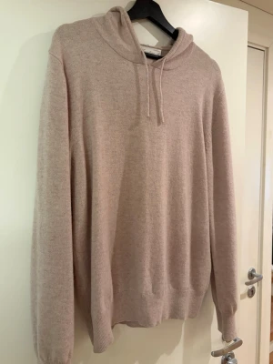 Beige Kashmirhoodie - Beige hoodie från Sayless 100% kashmir. Tröjan är i fint skick och inte använd mycket alls. Storlek M. Säljer denna för 450! Kom gärna med bud och frågor!!!