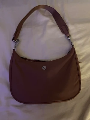  Lululemon axelväska   - Lululemon city bag köpt i London för ca.800kr. Limited edition färg och går inte att köpa på deras hemsida längre. Helt nytt skick utan några defekter samt ett extra förlängt band kommer med . Vid intresse finns det även en plånbok i samma färg som går att köpas till. Vid snabb affär kan jag tänka mig att gå ned i pris.