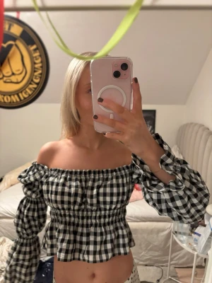 Rutig topp hm  - Säljer denna snygga toppen från hm! Kommer ej till användning💗