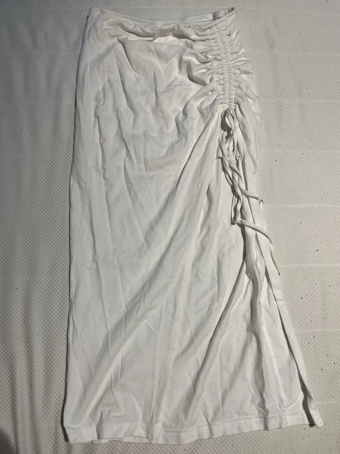 Vit långkjol med snörning i sidan - 1