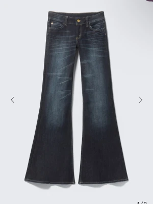 Mörkblå bootcut jeans låg midja - Supersnygga och populära cheap monday jeans som är köpta på weekday!🩷jättefins men kommer inte till användning därav säljer jag de! Skriv privat om du har fler frågor eller för fler bilder i bättre ljus eller likanande🥰storlek 28 och 79cm i midjemått, passar mig som har XS💕innerbenslängen är 72cm då dem är uppsydda och jag är ungefär 162cm🫶midjemått: 34cm