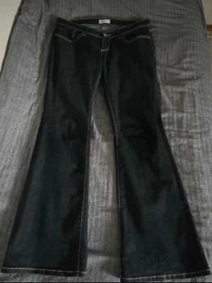 Bootcut jeans  - Mörkblåa jeans från Gina tricot💓köpt för en månad sen & använda 3-4 ggr. Strl 40 men stretchigt material så passar 36 & 38 också. (kan sänka pris vid snabbaffär!)💕
