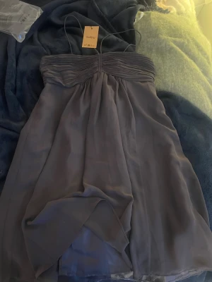 Grå chiffongklänning med tunna band - Snygg grå klänning i chiffong med tunna axelband  ifrån Zara.