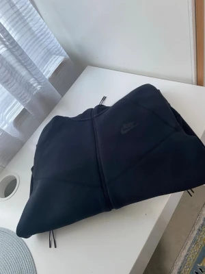 Nike tech zip up svart - Jag säljer min zip up har bara använt några par gånger försiktigt, inga tecken på användning SOM NY! 