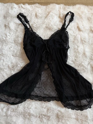 Svart spetsnatlinne med snörning  - Märke okänt , väldigt fint skick!