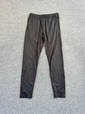 CLIQUE byxor  - Ett par svarta leggings med smal passform och elastisk midja. Tillverkade i ett stretchigt material som sitter skönt mot kroppen. Perfekta att matcha med oversized tröjor eller hoodies för en chill look.