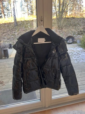 Svart pufferjacka från Calvin Klein - Snygg svart pufferjacka från Calvin Klein . Knappt använd. Runt 1200 i nypris