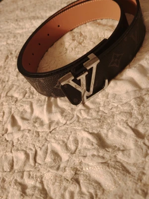 L bälte - Säljer en svart L bälte* som är 110 cm och är använd enbart 1 gång, 150 är absolut sista priset 