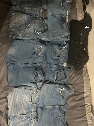 7 Stycken Jeans (Flare & Baggy) - Här är lite information om dem alla:                        1. Mango Light Blue Flare Pants (M) 2. Lager 157 Blue Flare Pants (M) 3. H&M oversized blue jeans (M) 4. H&M black flare jeans (Recommend XS-S) 5. Jack&Jones blue pants (M)  6. SHEIN blue flare pants (M) 7. H&M light blue jeans (M)  Kan även köpas separat! Skriv om du vill ha mer bilder på vilken byxa som helst 💗