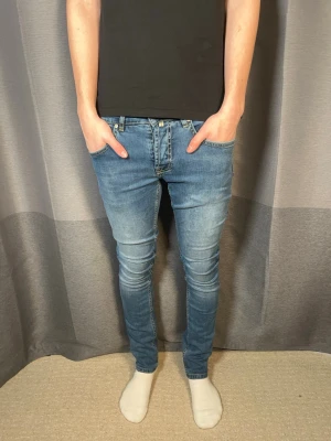 Morris jeans - Tja!| Säljer detta paret feta jeans från Morris!| Modell:Steve Saint!| Kontakta mig vid minsta fråga!| Pris alltid diskuterbart!| //Nils- defekt syns på sista bilden