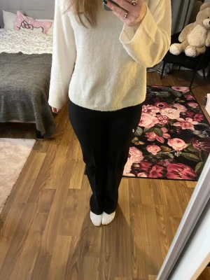 Svarta raka kostymbyxor  - Säljer ett par svarta kostymbyxor med rak passform. Byxorna har en enkel och stilren design utan detaljer eller slitningar. Storlek 38. Skriv om funderingar och priset kan diskuteras.