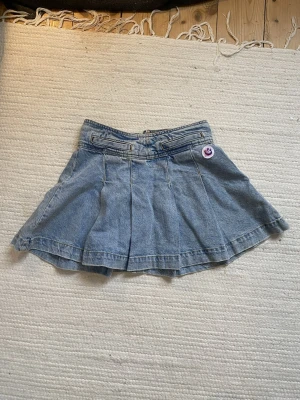 Söt jeanskjol - Väldigt fin jeanskjol från Camille. Midja rakt över: 33cm. Längd: 34cm💗