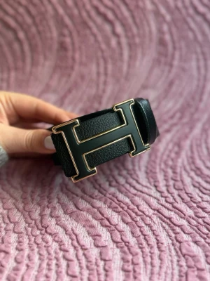 Svart skärp  - . Perfekt accessoar för att lyfta din look.