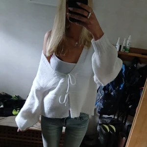 Vit stickad kofta  - Mysig vit stickad kofta från bikbok i storlek xs. Den är använd max 5 gånger och pris kan diskuteras💕