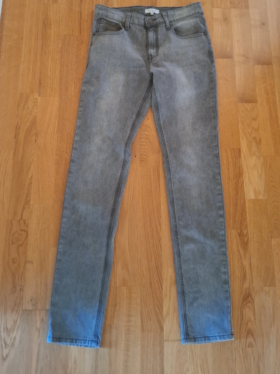 Grå skinny jeans med tvättad look - 1