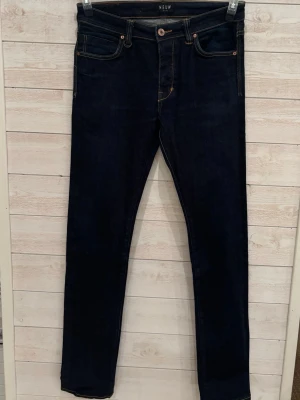 Jeans från NEUW - Stilrena jeans från NEUW ||| mörkblå 🔵||| ring i belthållaren (synts sista bilden) riktigt stilig detalj🤝||| W32 L34 Iggy skinny ||| Nypris: 1349kr |||  hör av er vid minsta fråga eller fundering—prisjustering vid snabba köp/// GC