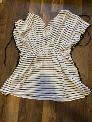 Genomskinlig klänning - Köparen står för frakten!