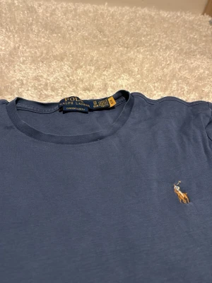 Ralph lauren T-shirt  - Tja säljer denna as feta raffe tisha!, stl XS, väldigt bra skick,sitter slim perfekt till sommaren