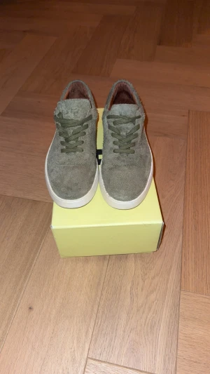 J.lindeberg Sneakers  - J.lindeberg sneakers i nyskick (endast testade i butik) därav lite smutsig undersula. Tveka inte med att ställa frågor eller komma med bud! 