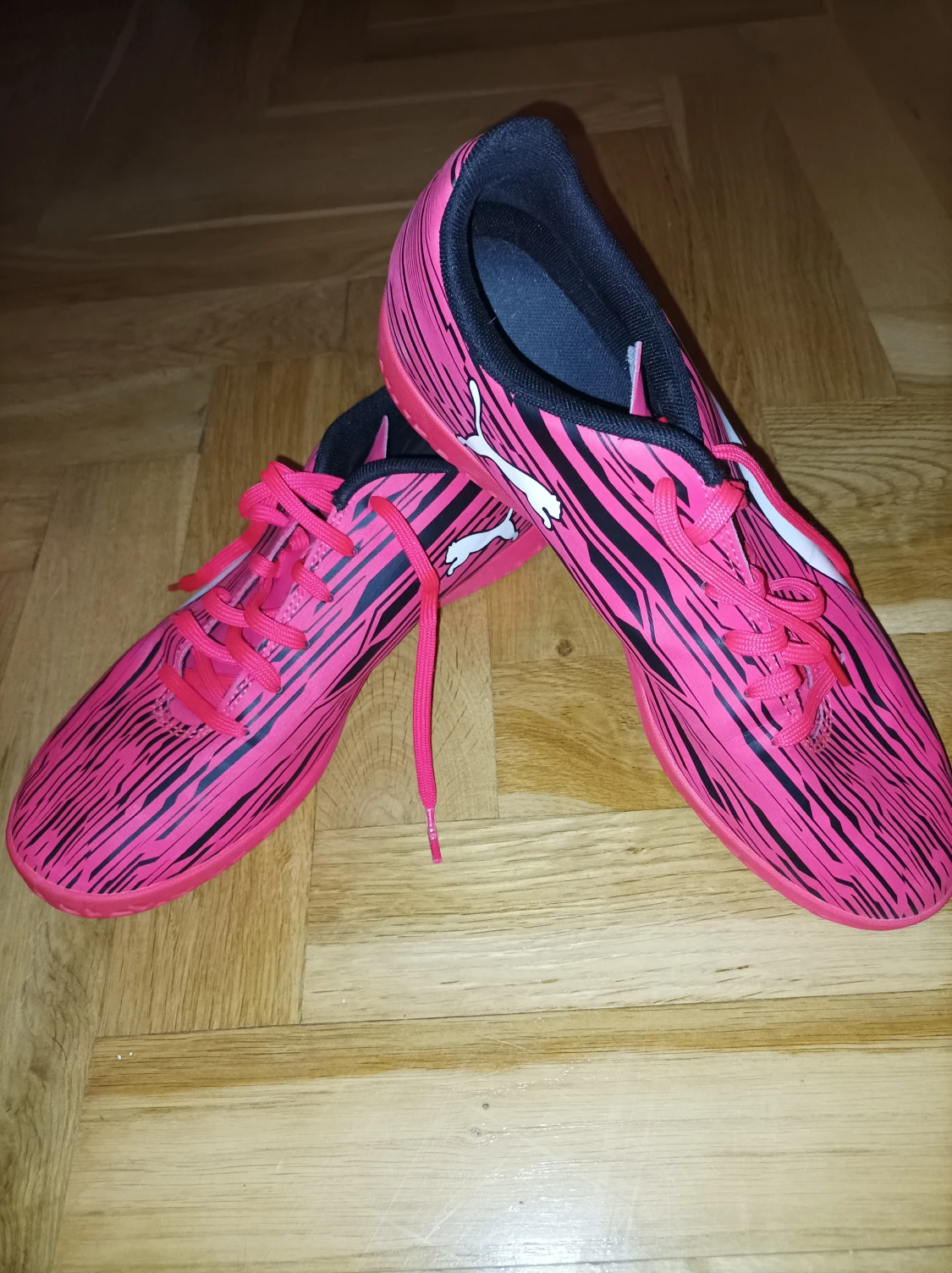 Rosa och svarta fotbollsskor från Puma - 1