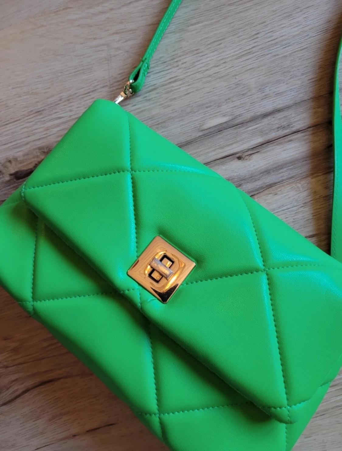 Grön quiltad axelväska från H&M - 1