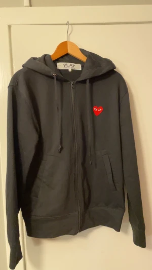 Comme des Garçons Hoodie - Säljer nu en svart CDG Play-hoodie då den inte används. Tröjan är i mycket bra skick och knappt använd då den är lite liten.  Tveka inte på att höra av er vid intresse ‼️