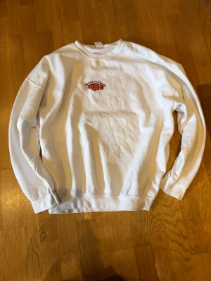 Vit tröja från iets frans - En vit tröja med nice litet tryck på från iets frans. Använt ett fåtal gånger. Köpt från urban outfitters