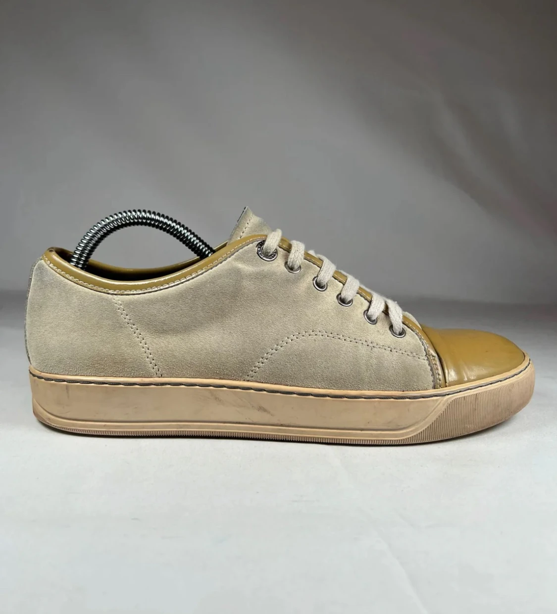 Lanvin Beige sneakers med mocka och lackad tå