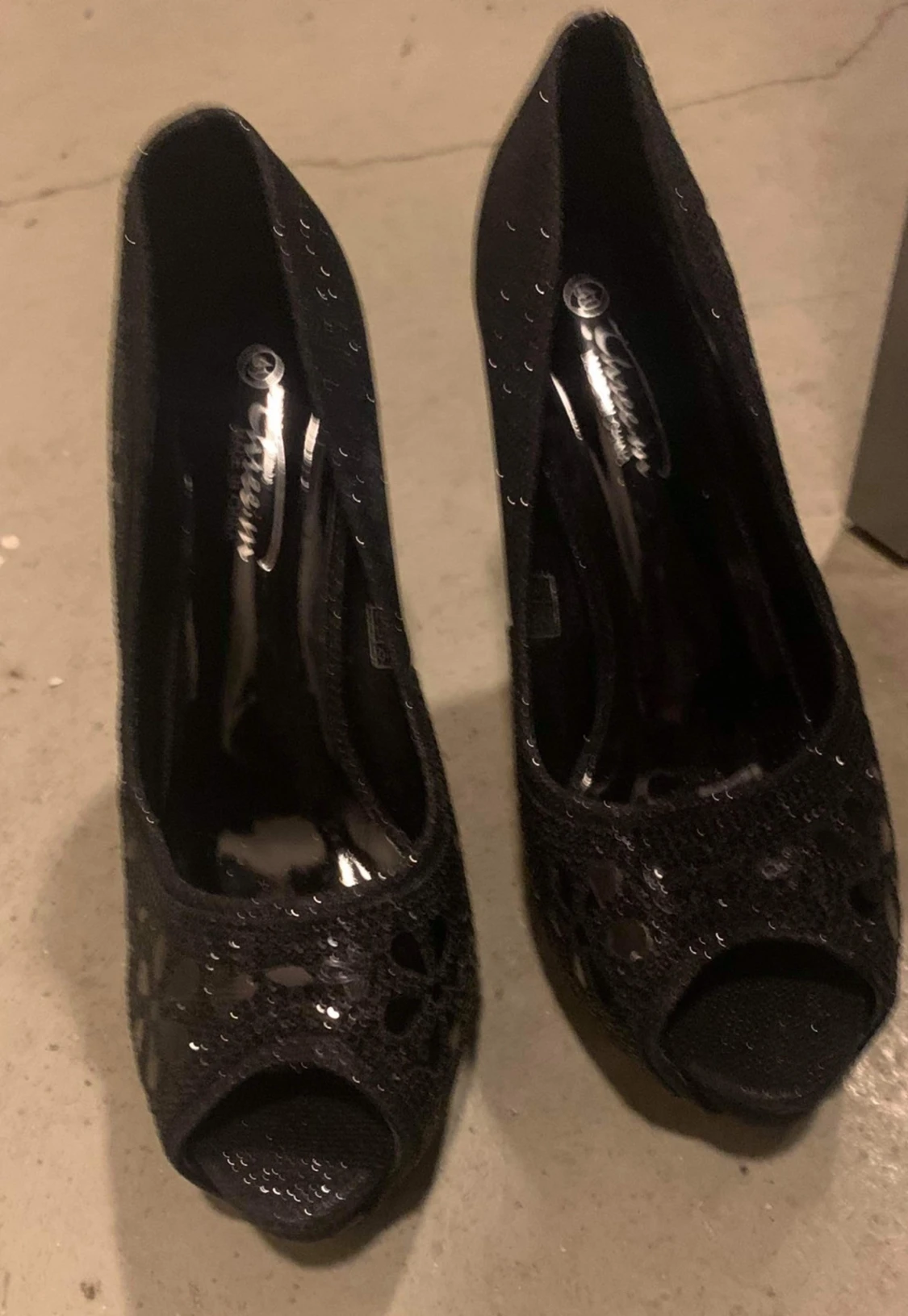 Svarta glittriga pumps med öppen tå - 2