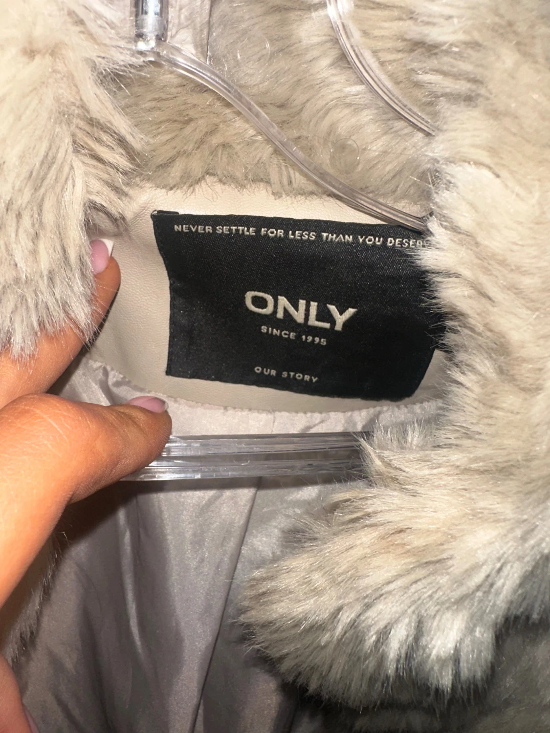 Beige pälsjacka från ONLY - 2