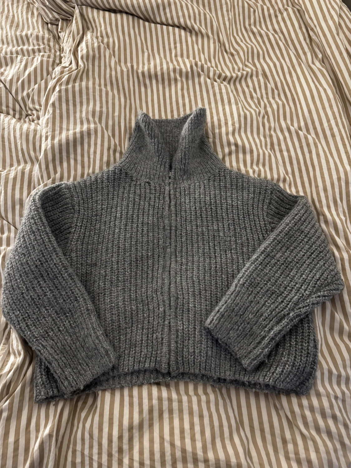 grå stickad zip gröja 