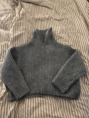 grå stickad zip gröja  - Mysig grå stickad tröja från H&M med grov ribbad struktur och zip-dragkedja framtill. Tröjan har en bred krage, långa ärmar och är jätte mysig, vilket är perfekt för vintern 💓 den är i storlek M och knappt använd