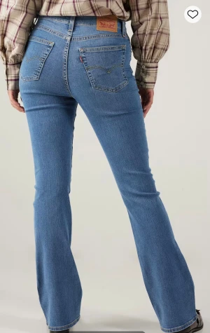 Levi's 517 bootcut jeans blå - Säljer ett par Levi's 517 jeans i blåt, storlek 28/23, utsvängda, midwaist.