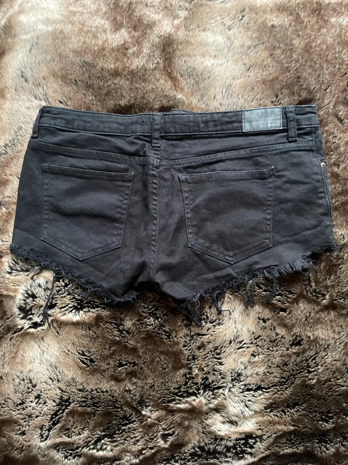 Svarta jeansshorts med fransad kant - 1