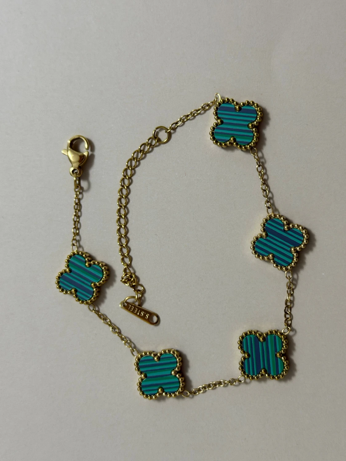 Armband med  fyrklöver i stål