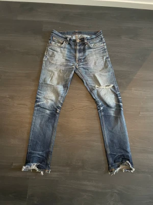 Selvedge Nudie jeans - Jag säljer mina unika och limiterade Nudie jeans gjorda av japanskt selvadge. De är i modellen Lean Dean och sitter slim. Strl: 30-32. Nypris:2899 kr. Skick: 9/10. De har mycket fades och en del slitningar som gör dom riktigt feta. Hör av er vid frågor och priset är ej hugget i sten🙌