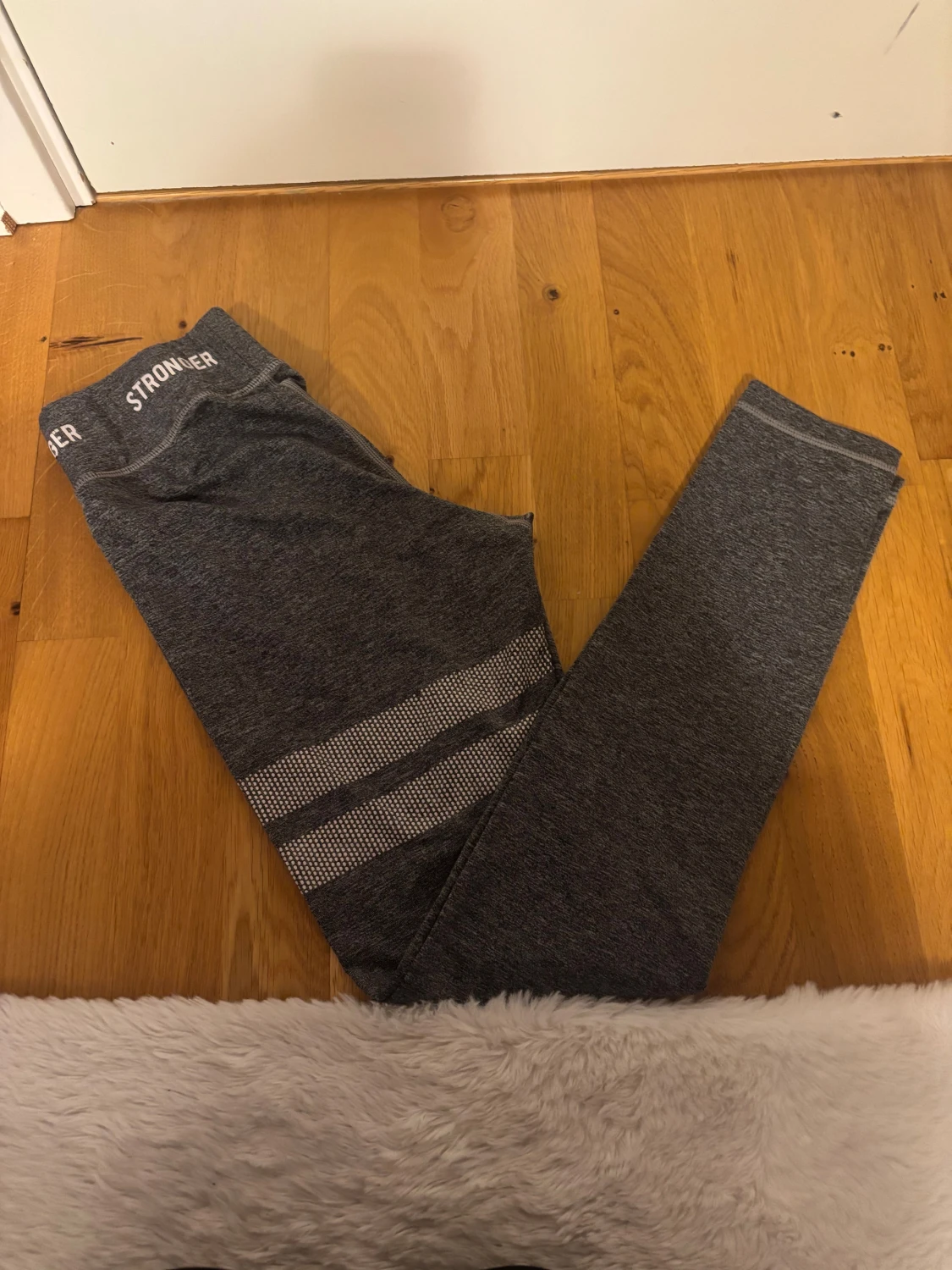 grå leggings från Stronger