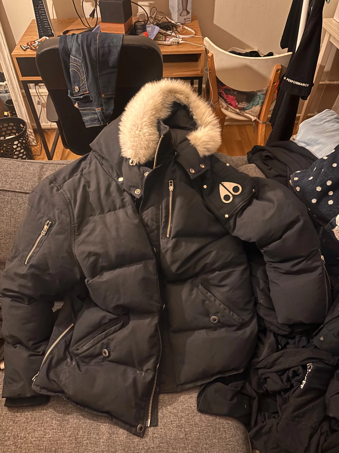 Svart Moose Knuckles dunjacka med päls