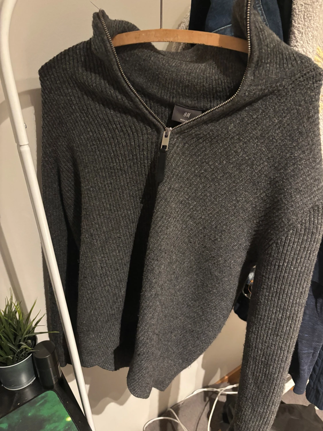 Mörkgrå stickad kofta från H&M - 1