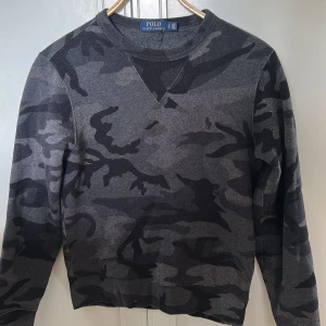 Ralph Lauren Camo Tröja - Säljer nu denna as feta vintage camo tröja ifrån Ralph Lauren! Bara skriva vid frågor och den är självklart äkta!! Inga defekter storlek s men passar xs 