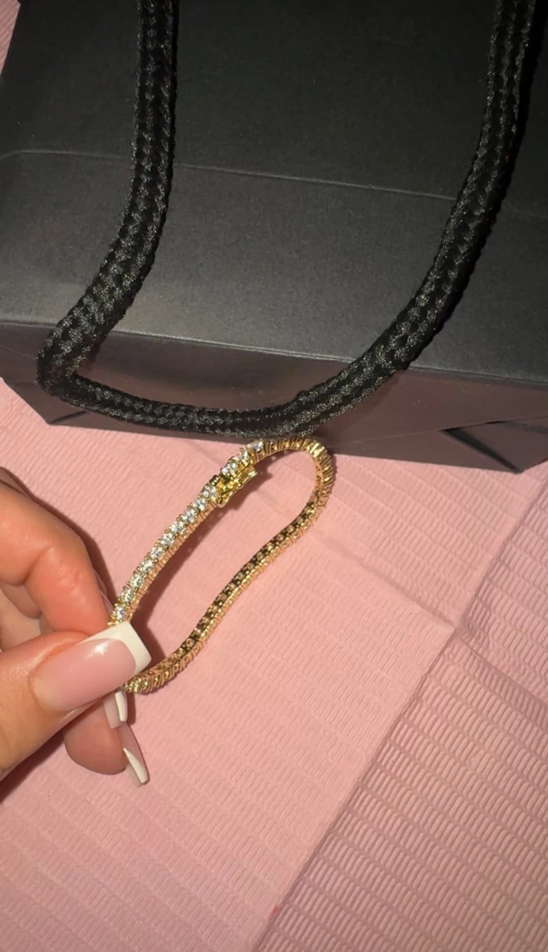 Glittrigt guldarmband med stenar - 4