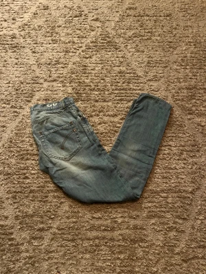Dondup jeans - Hej jag säljer ett par Dondup Sam jeans med unika slitningar i riktigt snygg ljusblå färg perfekt för dig som vill ha ett par kvalitetsjeans med grym passform, jeansen andas väldigt bra med så otroligt bekväma. Nypris ≈ 2500kr, mitt pris 399kr. Skick: 9/10 Storlek: W33 Midja: 42cm Lår: 25cm  Ytterlängd: 105cm Innerlängd: 80cm. Skriv gärna om du vill ha fler bilder eller har frågor!