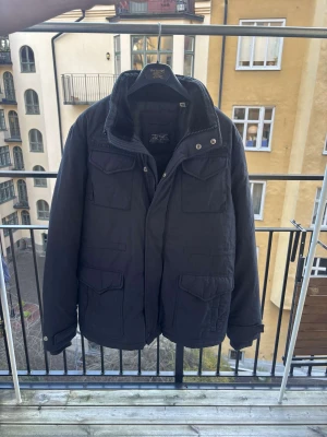 Vinterjacka - ⭐️⭐️⭐️Fet vinterjacka  från scotland nyc. Riktigt snygg och tjockt fodrad, så perfekt inför vintern. Perfekt passform. Modellen på bilden är 187cm. 😀⭐️⭐️⭐️